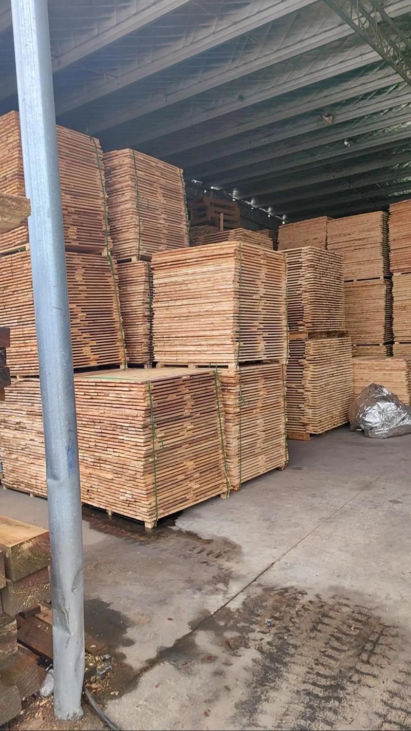 在选择建材时，尤其是板材这种复杂多样的材料，一张好的图片往往能瞬间让你感受到产品的质感与风格。今天就来聊聊如何挑选适合的板材——通过查看板材图片，从多个维度进行对比分析。